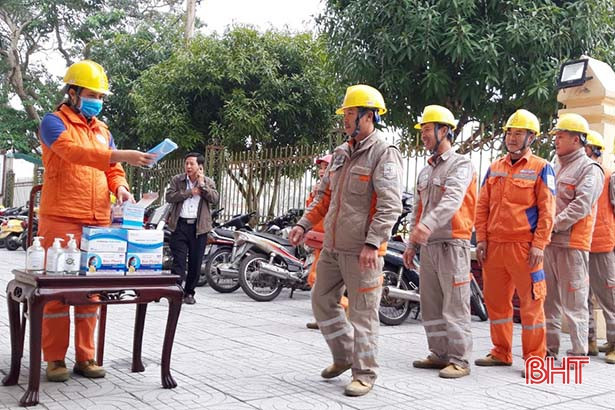 EVN Hà Tĩnh phát khẩu trang, nước rửa tay sát khuẩn cho khách hàng