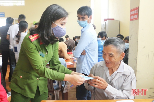 Phát miễn phí gần 2.000 khẩu trang cho người dân đến giải quyết thủ tục hành chính