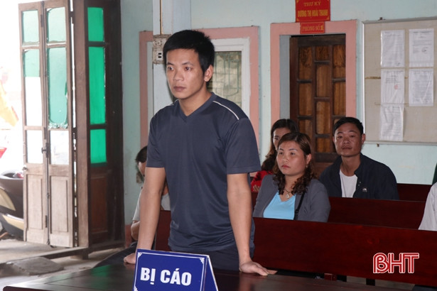 7 năm tù giam cho đối tượng dùng dao đâm nhân viên cây xăng để cướp tiền