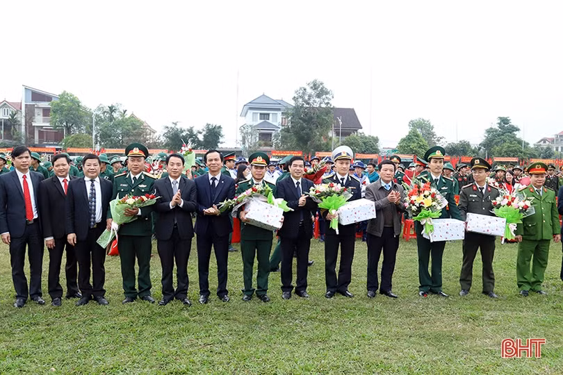 Lãnh đạo Hà Tĩnh chung vui ngày hội tòng quân với tân binh