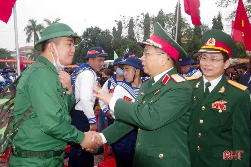 1.150 thanh niên Hà Tĩnh náo nức lên đường nhập ngũ