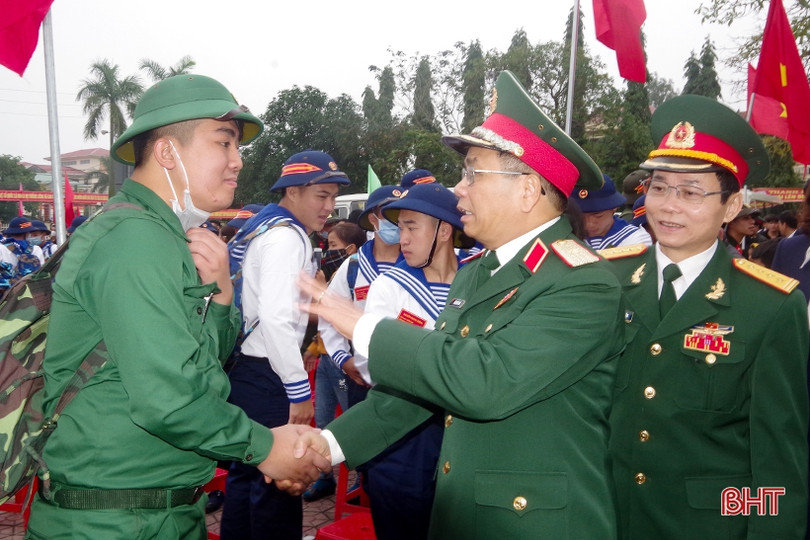 1.150 thanh niên Hà Tĩnh náo nức lên đường nhập ngũ