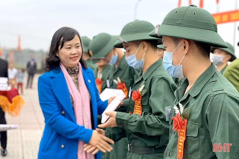 Lãnh đạo Hà Tĩnh chung vui ngày hội tòng quân với tân binh