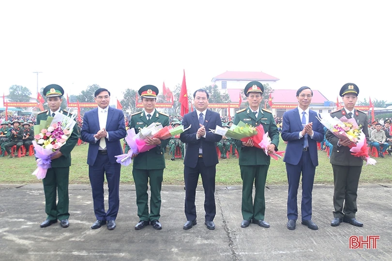 Phó Bí thư Thường trực Tỉnh ủy Hà Tĩnh Hoàng Trung Dũng dự lễ giao quân tại Lộc Hà