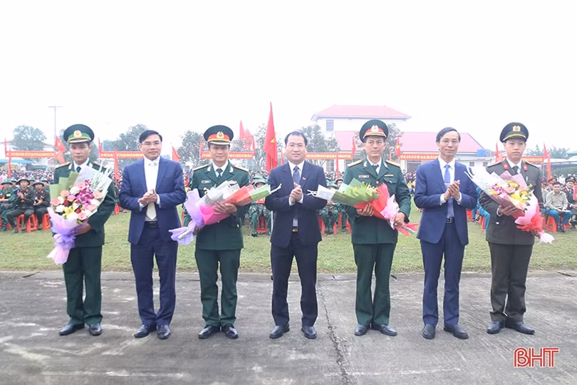 Phó Bí thư Thường trực Tỉnh ủy Hà Tĩnh Hoàng Trung Dũng dự lễ giao quân tại Lộc Hà