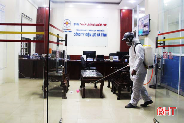 EVN Hà Tĩnh phát khẩu trang, nước rửa tay sát khuẩn cho khách hàng
