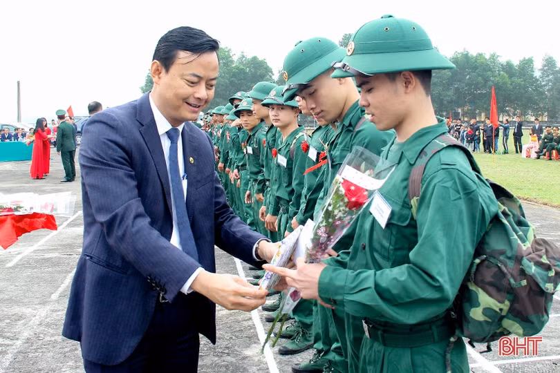 Lãnh đạo Hà Tĩnh chung vui ngày hội tòng quân với tân binh