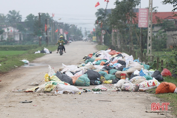 Rác chất thành “núi”, bừa bãi khắp các tuyến đường ở Thạch Liên