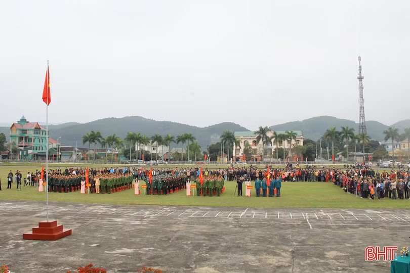 Lãnh đạo Hà Tĩnh chung vui ngày hội tòng quân với tân binh