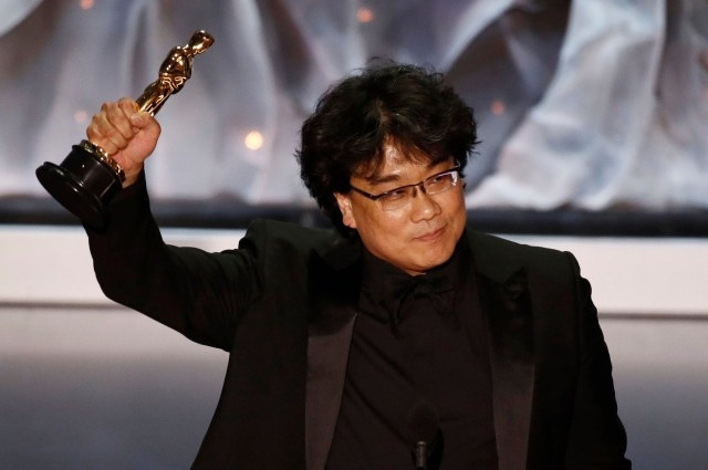 Bong Joon-ho là cái tên được nhắc tới nhiều nhất sau lễ trao giải Oscar lần thứ 92 nhờ chiến thắng lịch sử của Parasite. Bong Joon-ho - quái kiệt Hàn Quốc làm nên lịch sử tại Oscar 2020