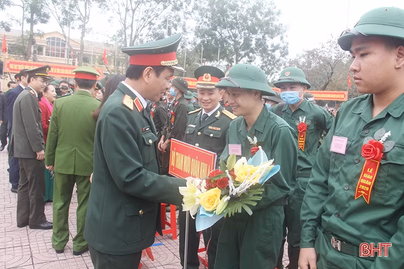 Lãnh đạo Hà Tĩnh chung vui ngày hội tòng quân với tân binh