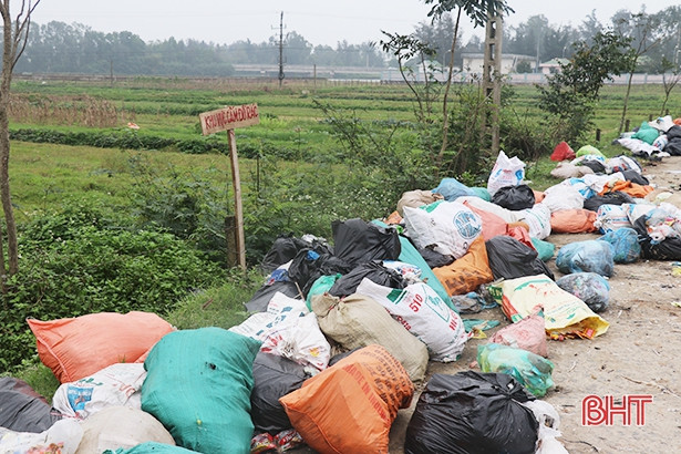 Rác chất thành “núi”, bừa bãi khắp các tuyến đường ở Thạch Liên