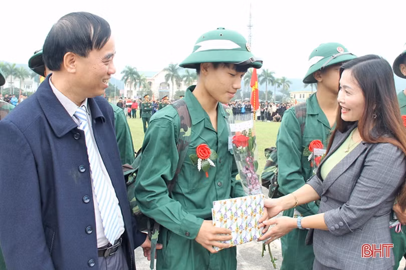 Lãnh đạo Hà Tĩnh chung vui ngày hội tòng quân với tân binh