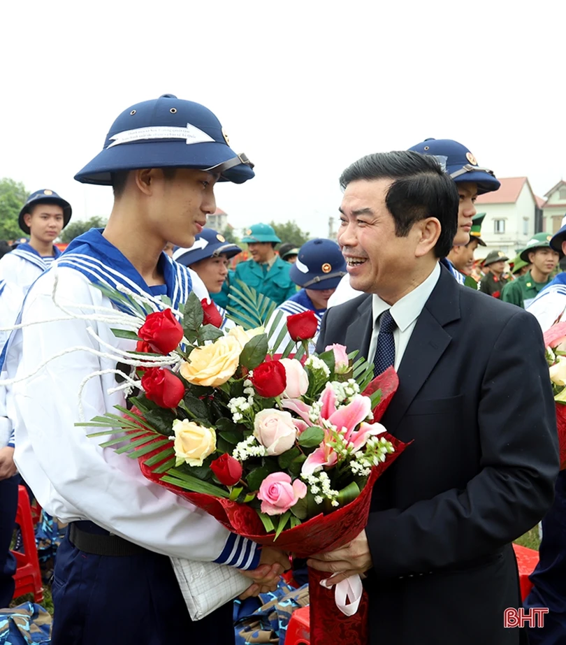 1.150 thanh niên Hà Tĩnh náo nức lên đường nhập ngũ