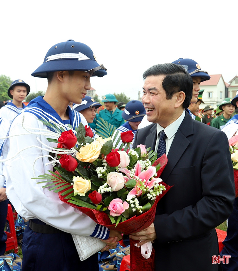 1.150 thanh niên Hà Tĩnh náo nức lên đường nhập ngũ
