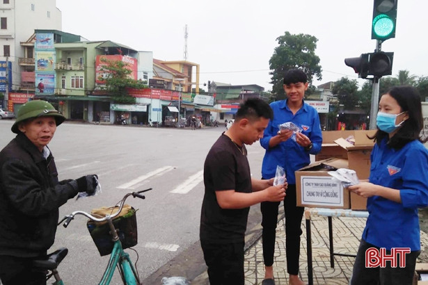Phát 3.000 khẩu trang y tế cho người dân trên địa bàn Can Lộc