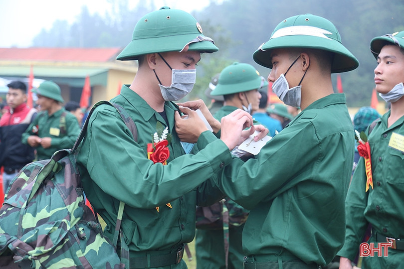 Phó Bí thư Thường trực Tỉnh ủy Hà Tĩnh Hoàng Trung Dũng dự lễ giao quân tại Lộc Hà