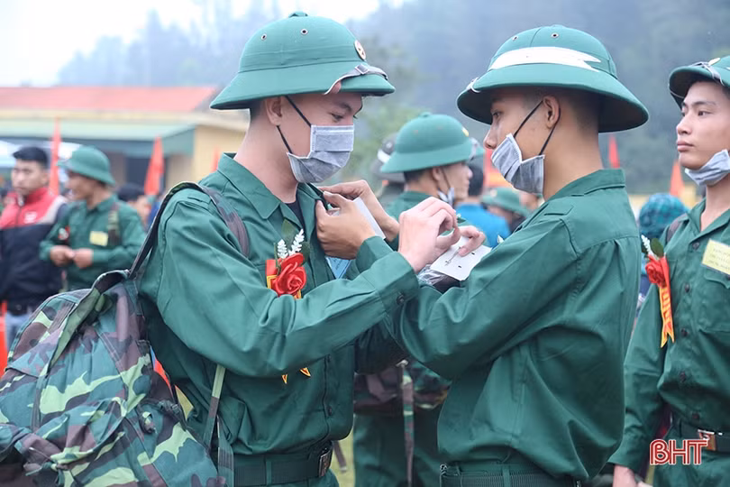 Phó Bí thư Thường trực Tỉnh ủy Hà Tĩnh Hoàng Trung Dũng dự lễ giao quân tại Lộc Hà