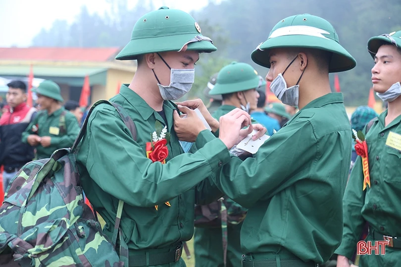 Phó Bí thư Thường trực Tỉnh ủy Hà Tĩnh Hoàng Trung Dũng dự lễ giao quân tại Lộc Hà