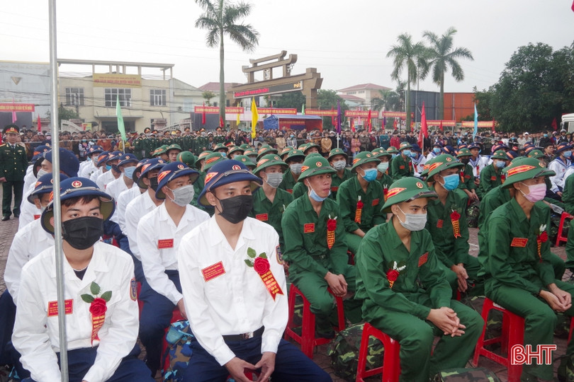 1.150 thanh niên Hà Tĩnh náo nức lên đường nhập ngũ