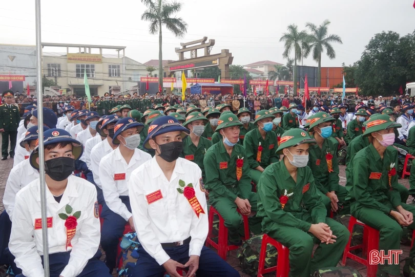 1.150 thanh niên Hà Tĩnh náo nức lên đường nhập ngũ