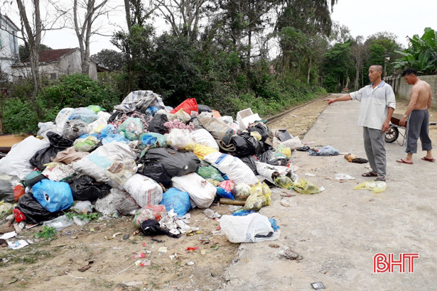 Tiếp thu phản ánh của Báo Hà Tĩnh, xã Xuân Giang tổ chức thu dọn, di dời bãi rác