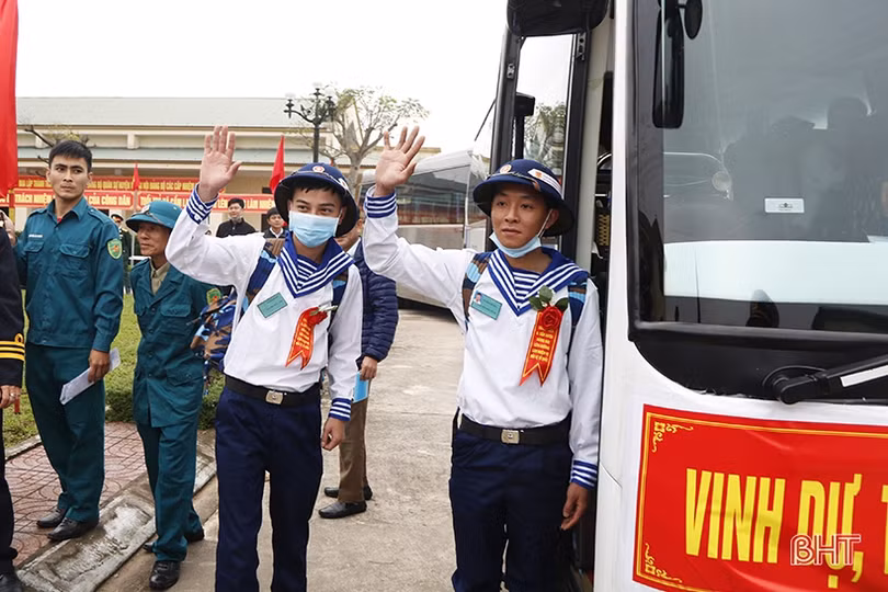 Lãnh đạo Hà Tĩnh chung vui ngày hội tòng quân với tân binh