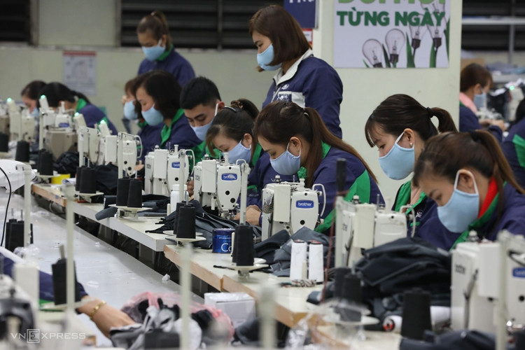 Công nhân dệt may cấp tập sản xuất khẩu trang phòng dịch. Ảnh: Ngọc Thành. Kinh tế Việt Nam trong vòng xoáy virus corona
