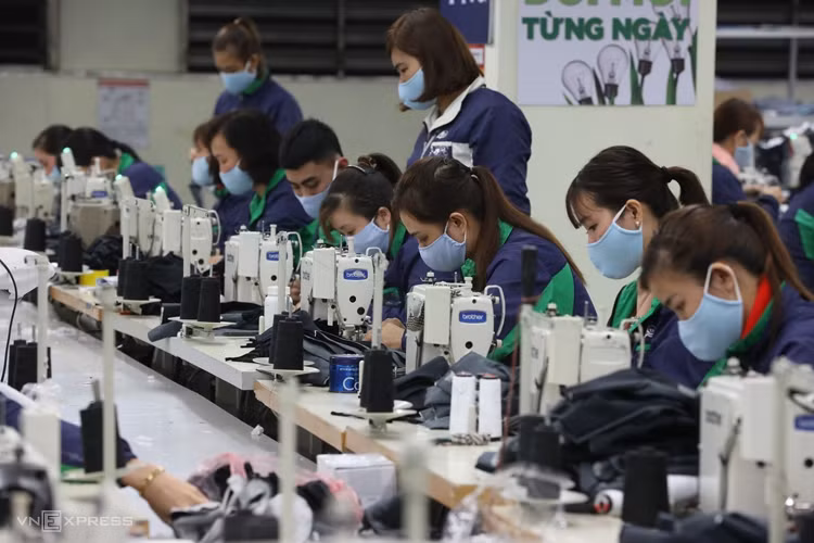Công nhân dệt may cấp tập sản xuất khẩu trang phòng dịch. Ảnh: Ngọc Thành. Kinh tế Việt Nam trong vòng xoáy virus corona