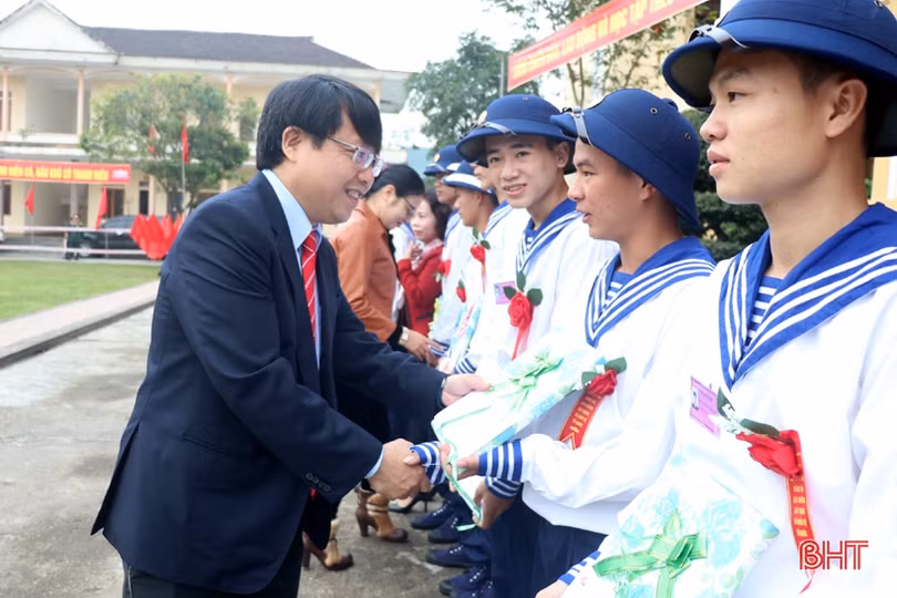 Lãnh đạo Hà Tĩnh chung vui ngày hội tòng quân với tân binh