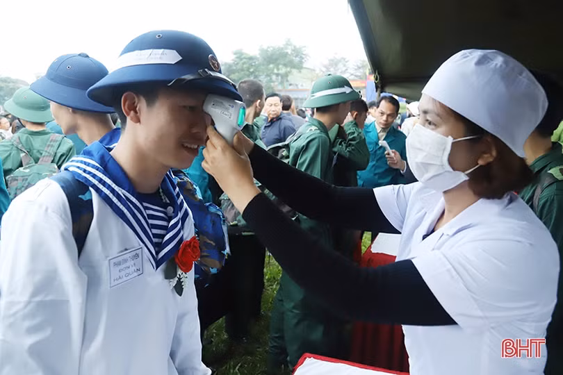 Lãnh đạo Hà Tĩnh chung vui ngày hội tòng quân với tân binh