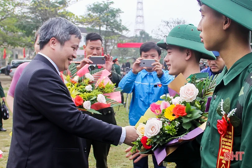 Chủ tịch UBND tỉnh tin tưởng tân binh Hà Tĩnh rèn luyện, phấn đấu, xứng đáng với truyền thống quê hương
