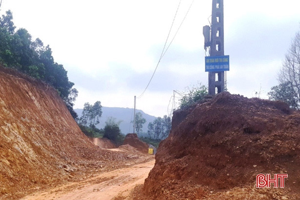 Hà Tĩnh: Nhà thầu múc đất làm đường, dãy cột điện nguy cơ đổ sập!