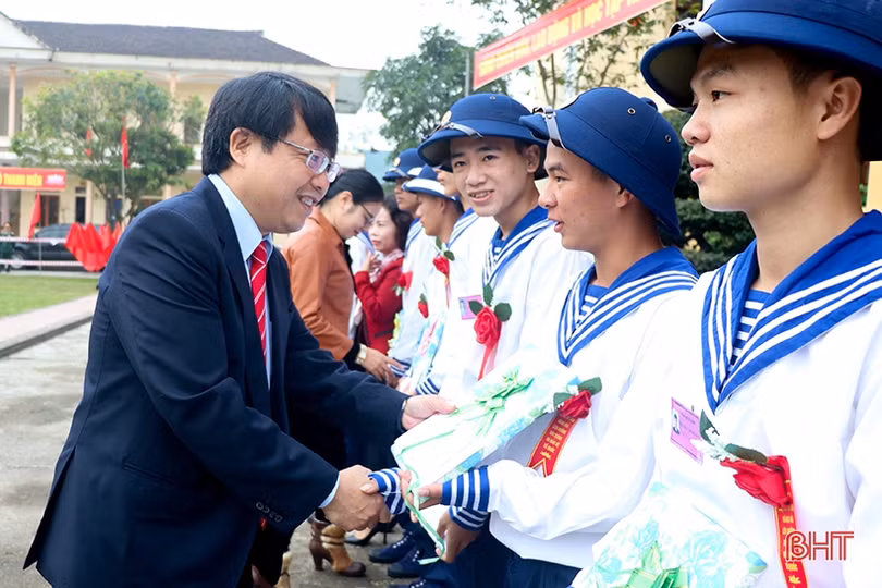 1.150 thanh niên Hà Tĩnh náo nức lên đường nhập ngũ