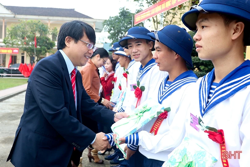 1.150 thanh niên Hà Tĩnh náo nức lên đường nhập ngũ