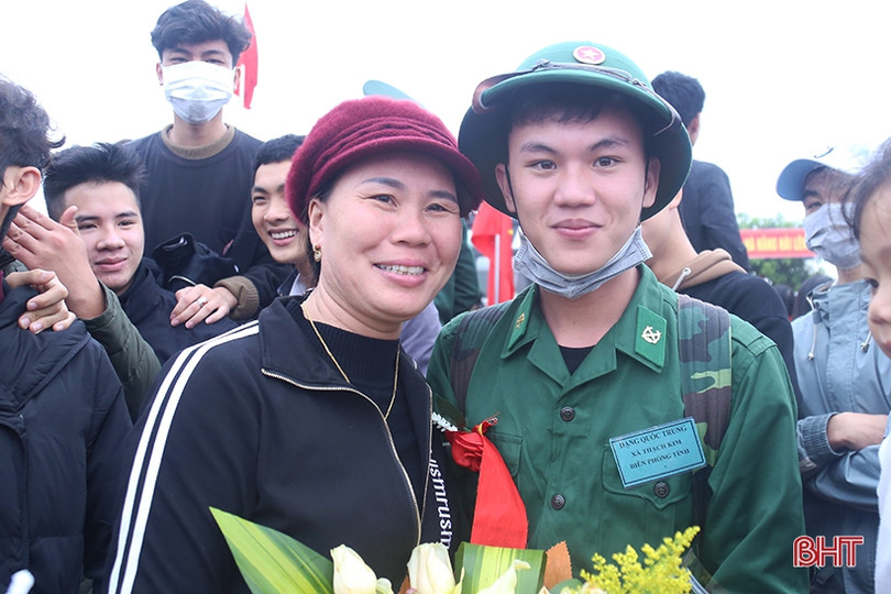 Phó Bí thư Thường trực Tỉnh ủy Hà Tĩnh Hoàng Trung Dũng dự lễ giao quân tại Lộc Hà