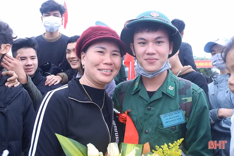 Phó Bí thư Thường trực Tỉnh ủy Hà Tĩnh Hoàng Trung Dũng dự lễ giao quân tại Lộc Hà