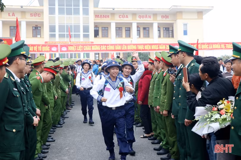 Lãnh đạo Hà Tĩnh chung vui ngày hội tòng quân với tân binh