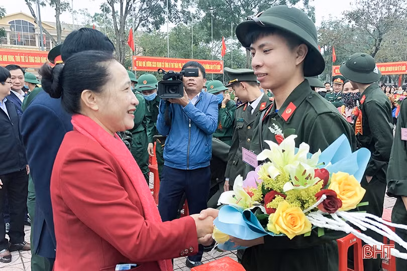 Lãnh đạo Hà Tĩnh chung vui ngày hội tòng quân với tân binh