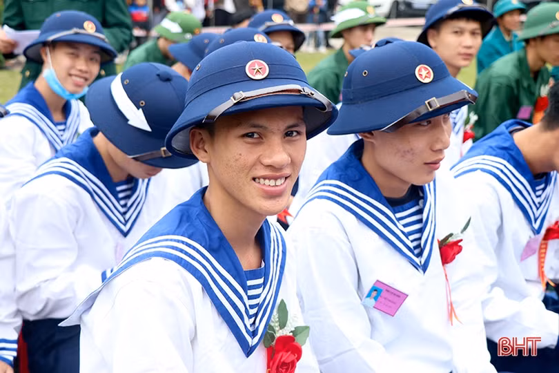 1.150 thanh niên Hà Tĩnh náo nức lên đường nhập ngũ