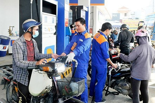 Xăng dầu đồng loạt giảm giá mạnh - 1 Xăng dầu đồng loạt giảm giá mạnh