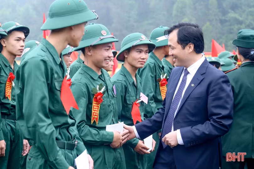 Phó Bí thư Thường trực Tỉnh ủy Hà Tĩnh Hoàng Trung Dũng dự lễ giao quân tại Lộc Hà