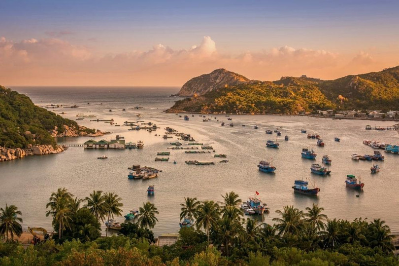 Vịnh Vĩnh Hy (Ninh Thuận): Khá thoải mái về thời gian, ngày cuối cùng, chúng tôi tham quan vịnh Vĩnh Hy, Hang Rái và trải nghiệm hái nho Ninh Thuận. Trước khi đi tôi đã tìm hiểu khá kỹ về vùng đất Ninh Thuận nhưng “trăm nghe không bằng một thấy”, cung đường biển chạy từ Bình Lập tới vịnh Vĩnh Hy một lần nữa làm tôi choáng ngợp, những ca từ mỹ miều nhất cũng chưa đủ miêu tả vẻ đẹp tự nhiên của nơi đây. Đánh rơi nhịp tim ở Ninh Thuận trên cung đường ven biển miền Trung