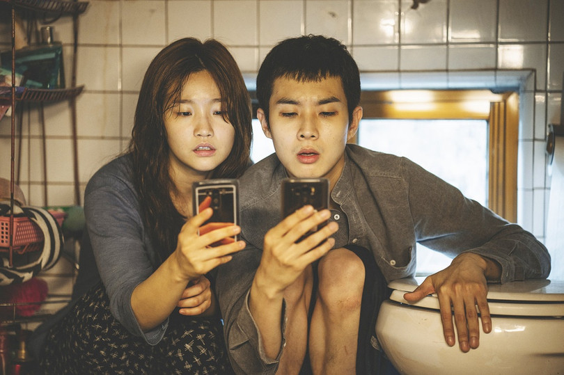 Parasite cho thấy tài năng lớn nhất của Bong Joon-ho: kể một câu chuyện mà bất cứ người dân nơi đâu cũng có thể thấu hiểu và đồng cảm. Bong Joon-ho - quái kiệt Hàn Quốc làm nên lịch sử tại Oscar 2020
