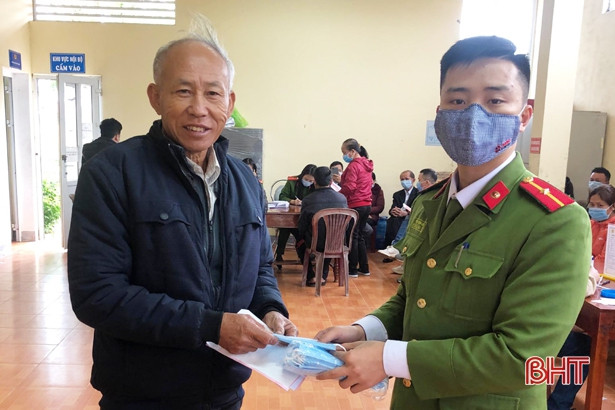 Phát miễn phí gần 2.000 khẩu trang cho người dân đến giải quyết thủ tục hành chính