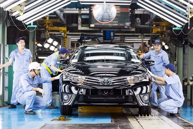 Quy định thay đổi, ô tô nhập ồ ạt tràn vào, giá giảm sâu hơn