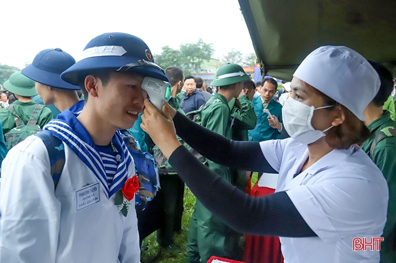 1.150 thanh niên Hà Tĩnh náo nức lên đường nhập ngũ