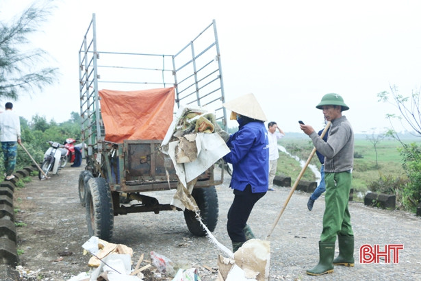 Tiếp thu vấn đề Báo Hà Tĩnh nêu, Thạch Bình tổ chức dọn rác trên đê Hữu Phủ