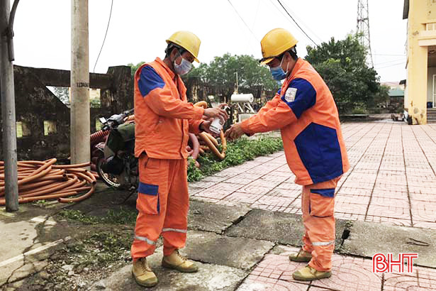 EVN Hà Tĩnh phát khẩu trang, nước rửa tay sát khuẩn cho khách hàng