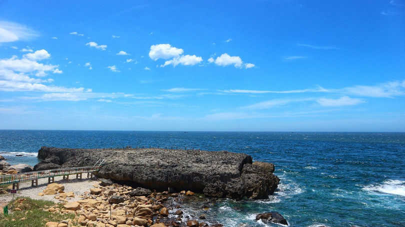 Hang Rái: Đặt chân tới Hang Rái, tôi ngỡ như đi lạc tới tận… sao Hỏa. Đây là nơi sở hữu rạn san hô cổ có tuổi đời hàng triệu năm nằm giữa biển. Bị bào mòn bởi sóng và nước biển, địa hình bề mặt gồ ghề, sắc nhọn như trên sao Hỏa. Điều đặc biệt ở sao Hỏa này chính là sự đổi màu theo ánh nắng và mặt nước biển theo thời gian trong ngày. Chúng tôi tới đây vào tầm trưa nên rất tiếc không thể chiêm ngưỡng Hang Rái lúc hoàng hôn và “thác trên biển” (cụm từ người đân địa phương thường gọi để chỉ cảnh sóng đánh vào rạn san hô cổ, chảy về đại dương, tạo thành thác nước đẹp mắt). Đánh rơi nhịp tim ở Ninh Thuận trên cung đường ven biển miền Trung